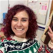 Maestra titulada en educación infantil y primaria con más de 5 años de experiencia desempeñando la función pública.